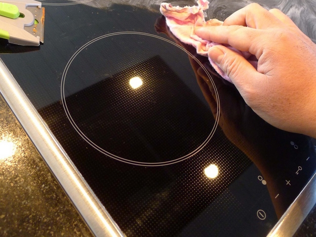 Cách vệ sinh và lau chùi mặt bếp kính Ceramic